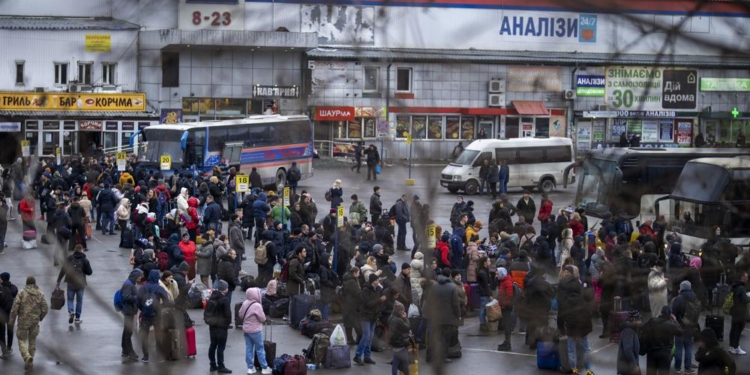 Rusia shtyn pushtimin në periferi të kryeqytetit ukrainas