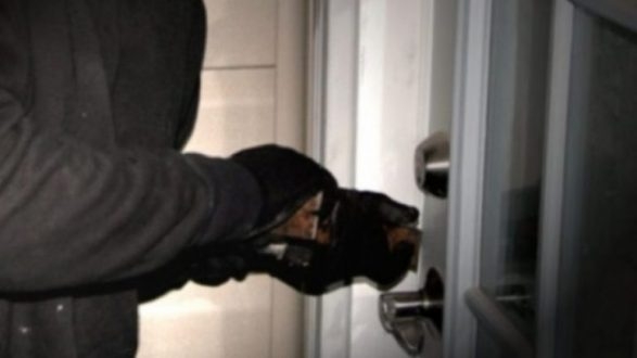 Vidhen parat e dhuruara për bamirësi në një tyrbe në Gjakovë