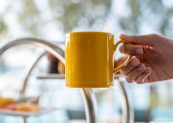 Një recetë për një ilaç natyral nga shafrani i Indisë për shpëlarjen e fytit