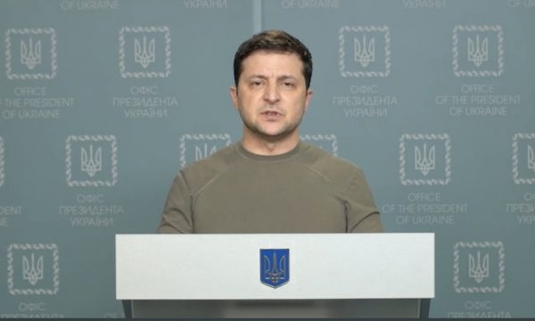 Zelensky: Bisedova me Macronin, armët nga partnerët tanë janë rrugës për Ukrainë