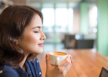 Katër raste kur duhet të tregoheni të kujdesshëm me pirjen e kafesë