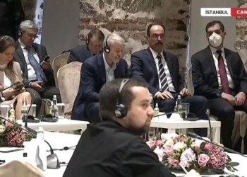 Abramovich shfaqet pas helmimit në bisedimet e paqes në Stamboll