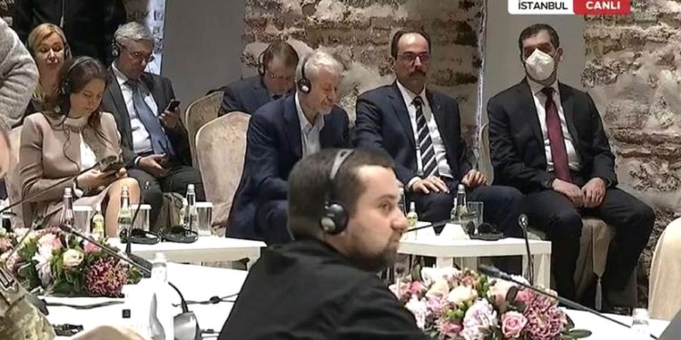 Abramovich shfaqet pas helmimit në bisedimet e paqes në Stamboll