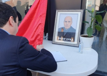 Kurti viziton për ngushëllime familjen Zeka: Baca Shaip ishte veprimtar që na frymëzoi