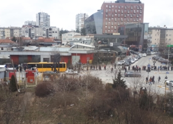 Infermierët nisin marshin protestues, “Paga dinjitoze, Jo diskriminimit”