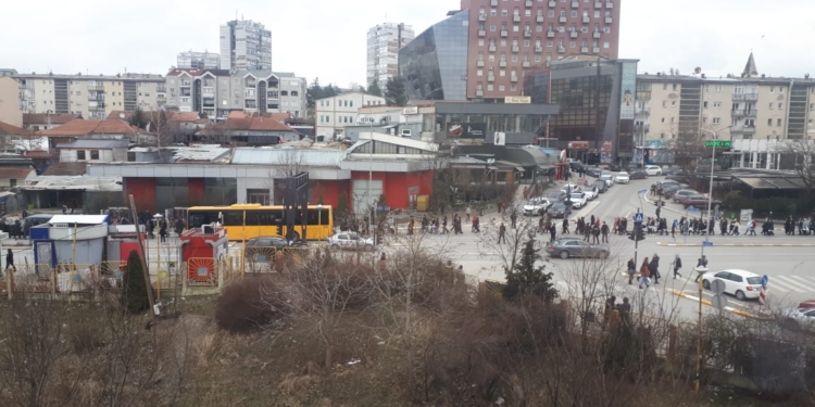 Infermierët nisin marshin protestues, “Paga dinjitoze, Jo diskriminimit”