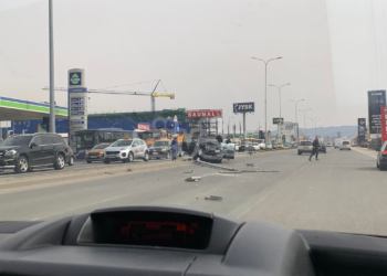 Vetura godet shtyllën në Fushë Kosovë