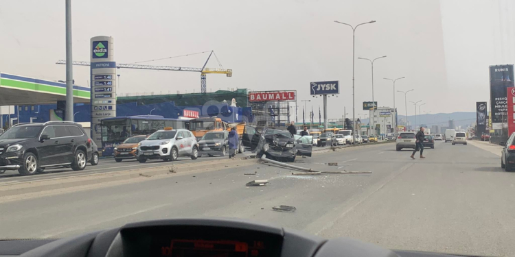 Vetura godet shtyllën në Fushë Kosovë