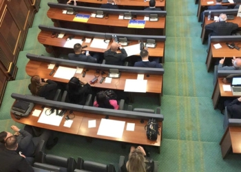 Deputetët e Listës Serbe i kthejnë mbrapsht pankartat në mbështetje të Ukrainës