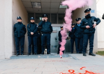 “Marshojmë s’festojmë” protesojnë edhe para objektit të policisë