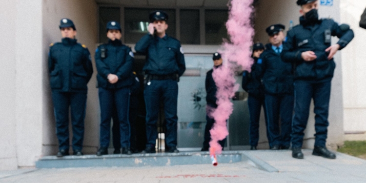 “Marshojmë s’festojmë” protesojnë edhe para objektit të policisë