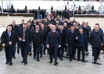 Haradinaj bën homazhe në Prekaz: Jemi në vendin e shenjtë të shqiptarëve