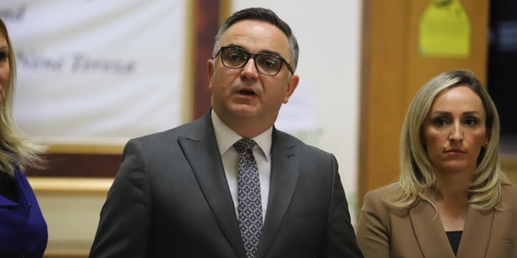 AAK kërkon nga Kurti rritjen e pagave për mësimdhënësit