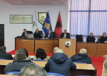 Policia mbanë takim me drejtorët e shkollave të Ferizajt, diskutojnë për sigurinë në shkolla