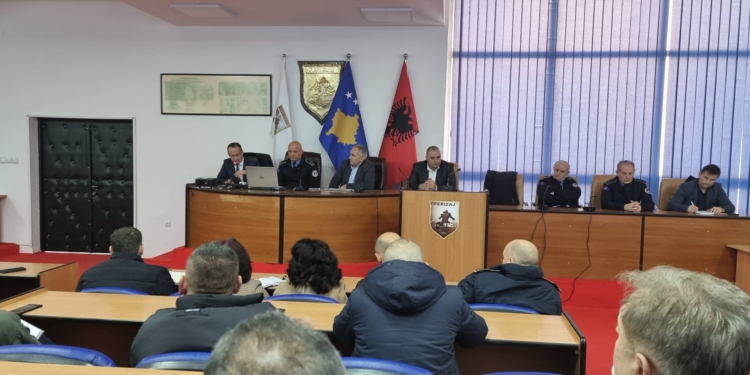 Policia mbanë takim me drejtorët e shkollave të Ferizajt, diskutojnë për sigurinë në shkolla