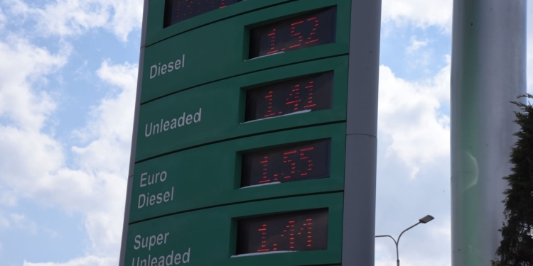 Inspektohen pompat e derivateve dhe marketet, u shqiptohen gjoba