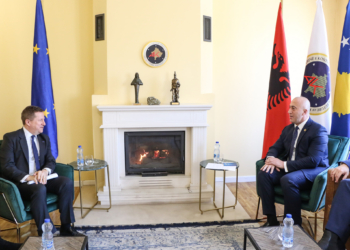 Haradinaj takohet me shefin e Zyrës së BE-së, kërkon që dialogu Kosovë-Serbi të përfundojë me njohje reciproke