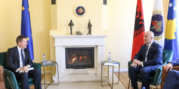 Haradinaj takohet me shefin e Zyrës së BE-së, kërkon që dialogu Kosovë-Serbi të përfundojë me njohje reciproke
