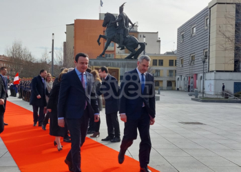 Kancelari austriak pritet me ceremoni shtetërore në Kosovë