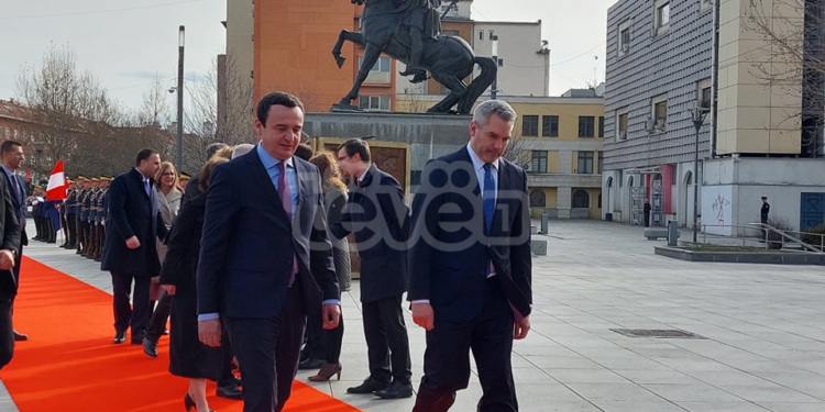 Kancelari austriak pritet me ceremoni shtetërore në Kosovë