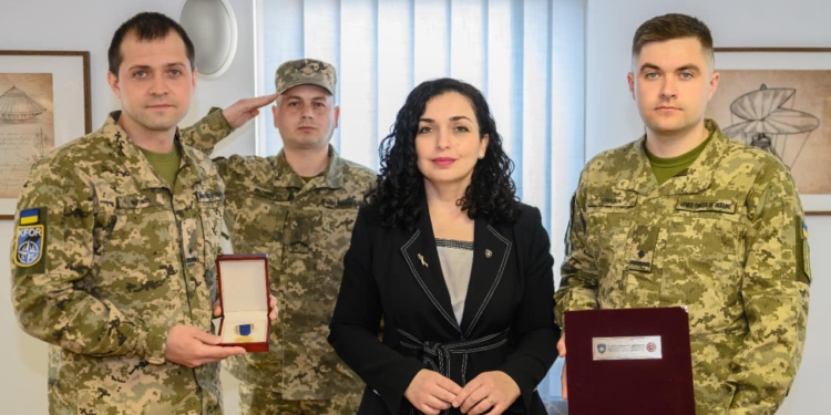 Osmani dekoron me medalje presidenciale kontingjentin ukrainas të KFOR-it