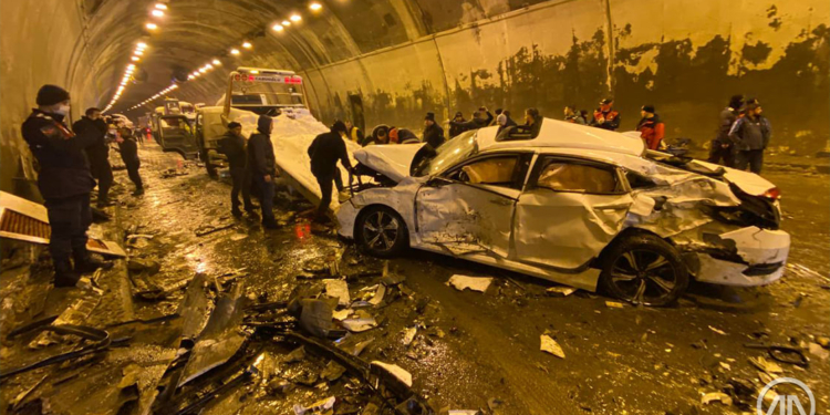 18 automjete përfshihen në një aksident zinxhiror në Turqi, 17 të lënduar