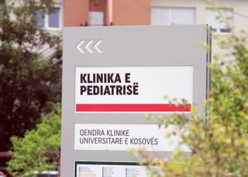 Vdes një fëmijë në QKUK tri ditë pas aksidentit në trafik