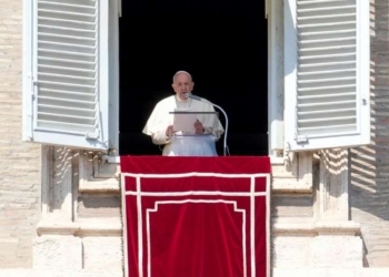 Papa Françesku bën thirrje për ndaljen e luftës në Ukrainë