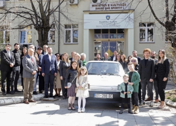 Vetura ikonike e Cimës dërgohet para Ministrisë së Kulturës në njëvjetorin e vdekjes së tij