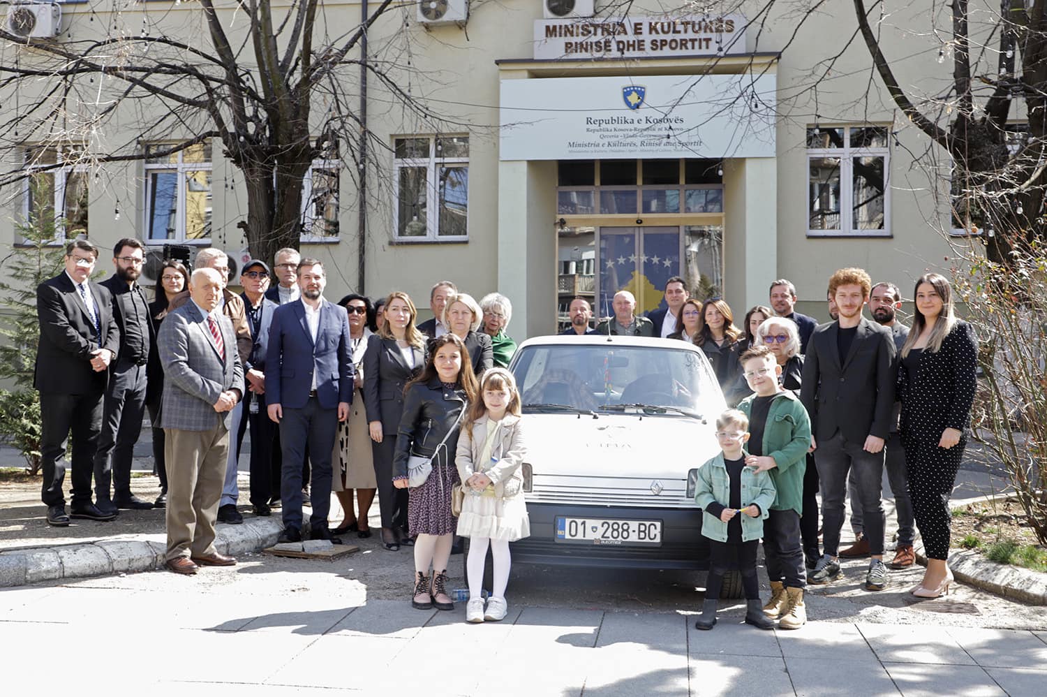 Vetura ikonike e Cimës dërgohet para Ministrisë së Kulturës në njëvjetorin e vdekjes së tij