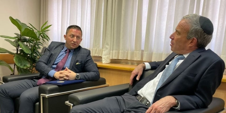 Mehaj me ministrin e Inteligjencës në Izrael, flasin për rreziqet që cenojnë mjedisin aktual të sigurisë globale