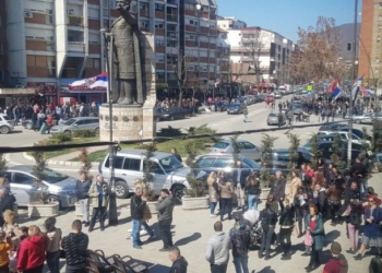 Serbët nisin të mblidhen në veri të Mitrovicës