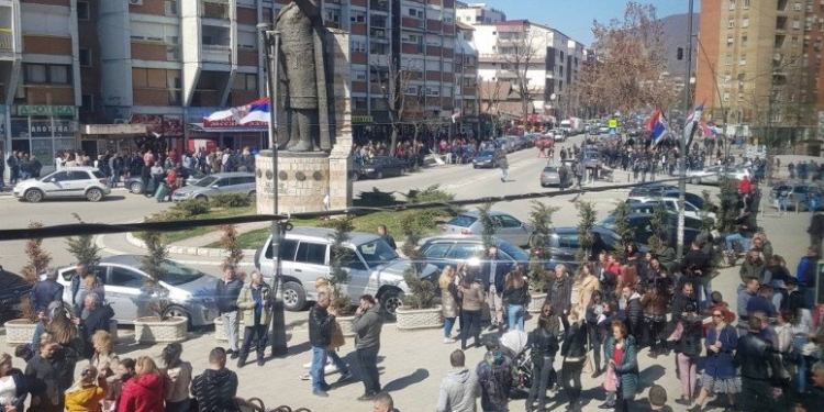 Serbët nisin të mblidhen në veri të Mitrovicës