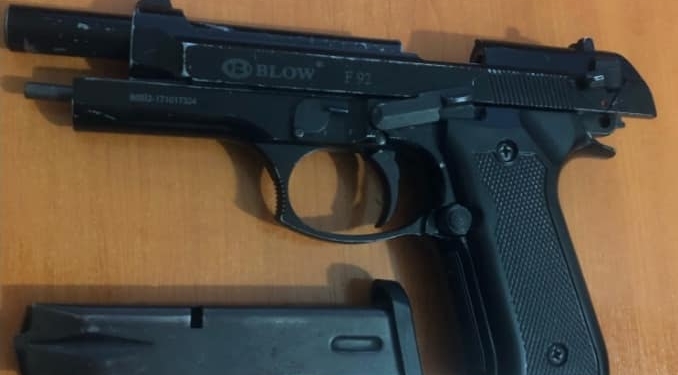 Sekuestrohen dy armë në Fushë Kosovë, arrestohet një i mitur dhe një 18 vjeçar