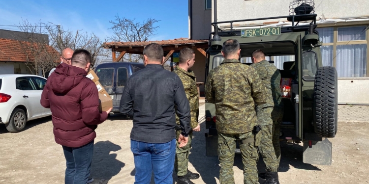 Shpërndajnë ndihma për familjet në nevojë FSK-ja dhe Ushtria Amerikane