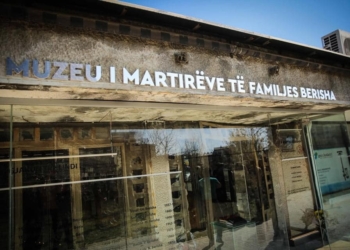 Hoxhaj përkujton anëtarët e familjes Berisha që u vranë nga forcat serbe në Suharekë