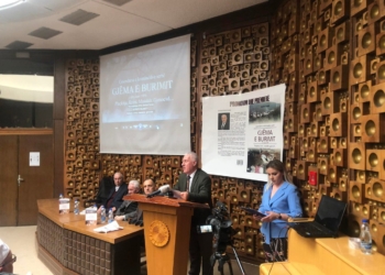 Promovohet libri “Gjëma e Burimit” – Kërkohet që Kosova ta padisë Serbinë për gjenocid