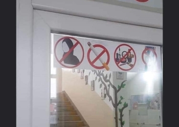 Klinaku: U largua fotografia që ndalonte hyrjen e vajzave me shami në shkollë