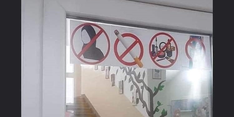 Klinaku: U largua fotografia që ndalonte hyrjen e vajzave me shami në shkollë