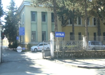 Zjarr në një nga dhomat e spitalit të Korçës