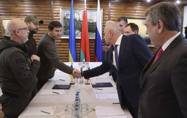 Rusia dhe Ukraina bien dakord për korridore për evakuimin e civilëve