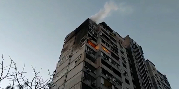 Goditet një ndërtesë banimi në Kiev nga mbetjet e raketës, vdes një person