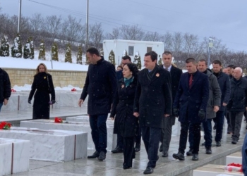 Osmani, Kurti e Konjufca homazhe në Prekaz: UÇK-ja ka bërë luftë mbrojtëse