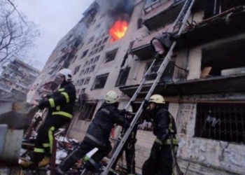 Një i vrarë nga granatimet e një ndërtese në Kiev