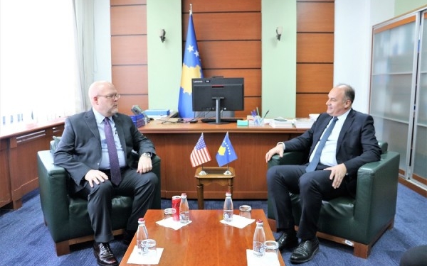 Hoxhaj takon ambasadorin Hovenier: Aleanca me SHBA-në, kyçe për të ardhmen tonë