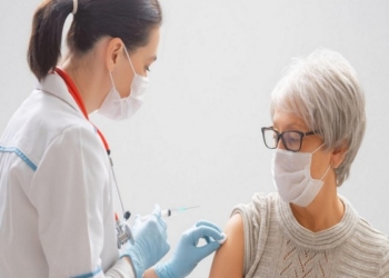 Rreziqet neurologjike nuk janë më të mëdha pas vaksinimit kundër COVID-19