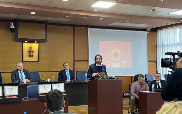 ​Dekorohen familjarët e 9 dëshmorëve të Brigadës “Agim Ramadani” nga Prishtina e Podujeva