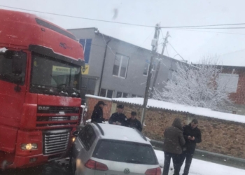 Kamioni godet veturën në rrugën Drenas – Komoran