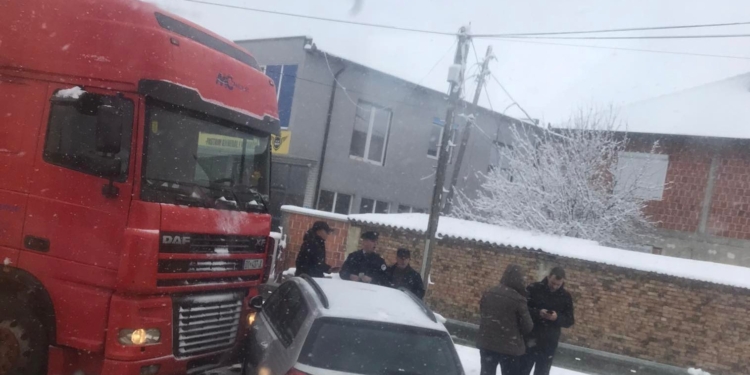 Kamioni godet veturën në rrugën Drenas – Komoran