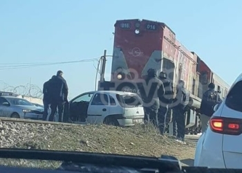 Një i lënduar nga aksidenti në të cilin treni goditi një veturë